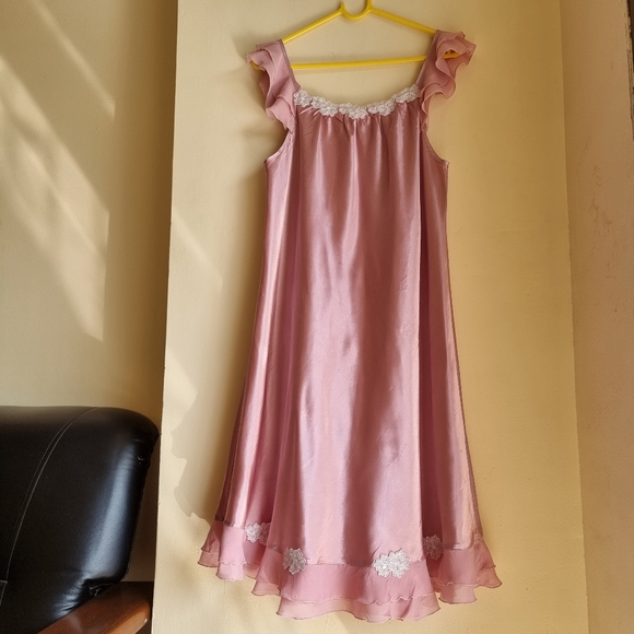 Ladies Satin nightgown ruffled sleeveless. US Medium size. - Picture 4 of 13